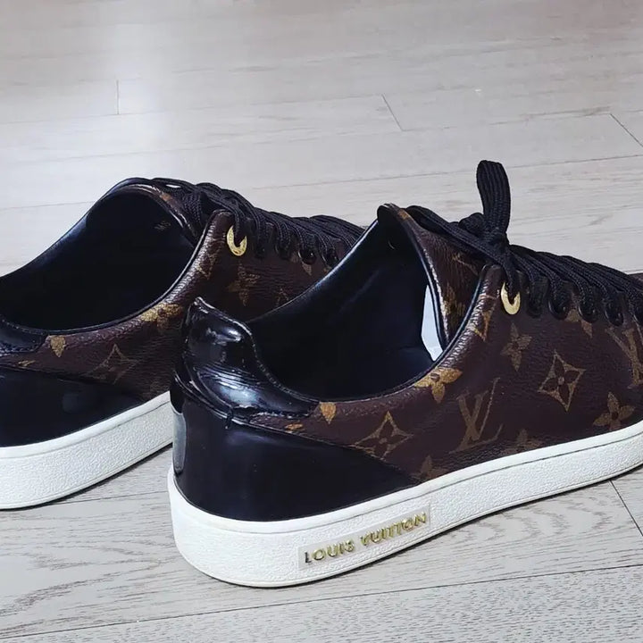 [BUNJANG] Louis Vuitton Monogram Frontrow Sneakers / 상태A)루이비통 모노그램 프론트로우 스니커즈37.5