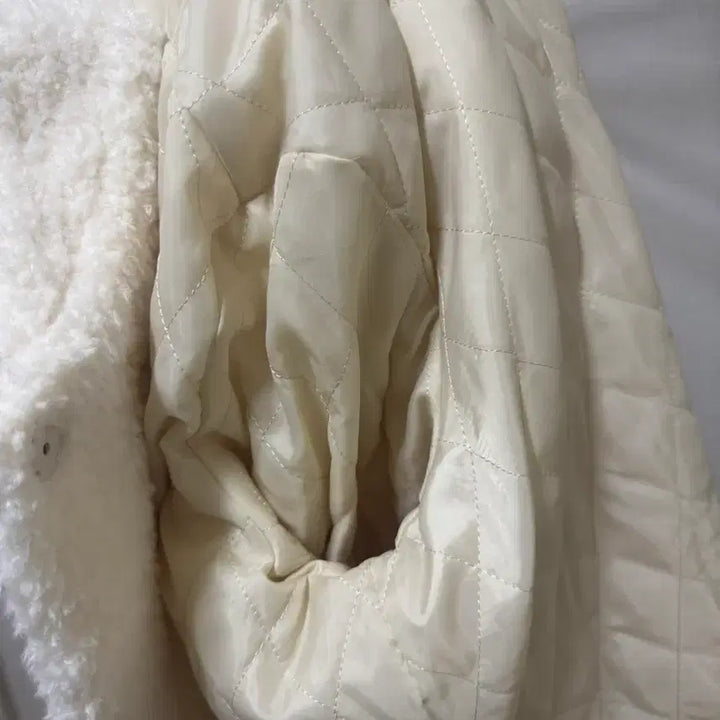 [BUNJANG] Roem White Buckle Fuzzy Fur Jacket (M) / 새상품 로엠 화이트 버클 뽀글이 퍼 자켓m