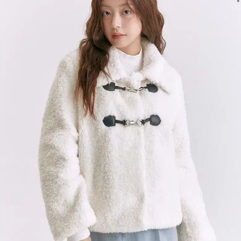 [BUNJANG] Roem White Buckle Fuzzy Fur Jacket (M) / 새상품 로엠 화이트 버클 뽀글이 퍼 자켓m