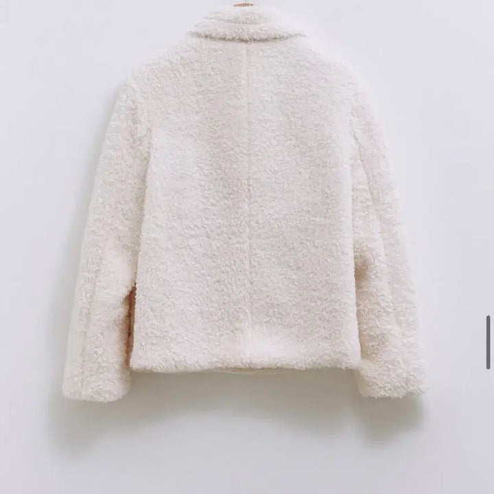 [BUNJANG] Roem White Buckle Fuzzy Fur Jacket (M) / 새상품 로엠 화이트 버클 뽀글이 퍼 자켓m