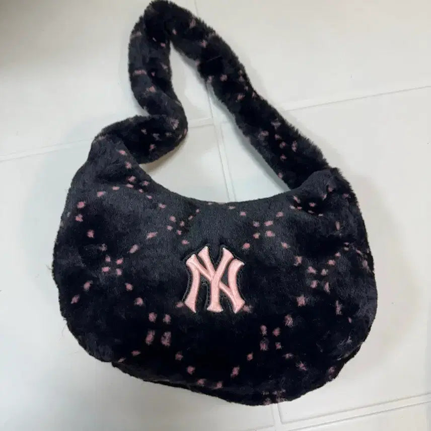 [BUNJANG] MLB Faux Fur Crossbody Bag / mlb 퍼가방 크로스백