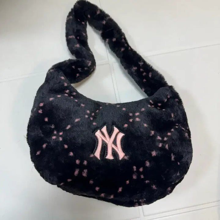 [BUNJANG] MLB Faux Fur Crossbody Bag / mlb 퍼가방 크로스백