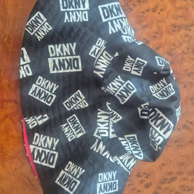 [BUNJANG] DKNY Reversible Bucket Hat / DKNY 챙 큰 리버시블 버킷햇