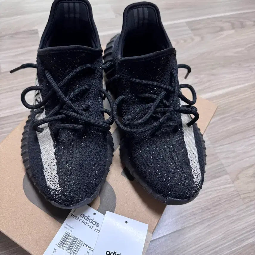 [BUNJANG] Adidas Yeezy Boost 350 V2 Core Black White Sneakers / [260]아디다스 이지부스트350v2 코어 블랙 화이트