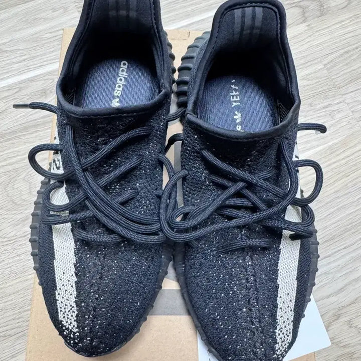 [BUNJANG] Adidas Yeezy Boost 350 V2 Core Black White Sneakers / [260]아디다스 이지부스트350v2 코어 블랙 화이트
