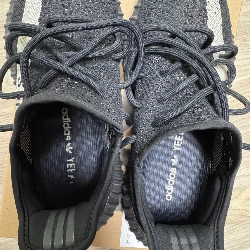 [BUNJANG] Adidas Yeezy Boost 350 V2 Core Black White Sneakers / [260]아디다스 이지부스트350v2 코어 블랙 화이트