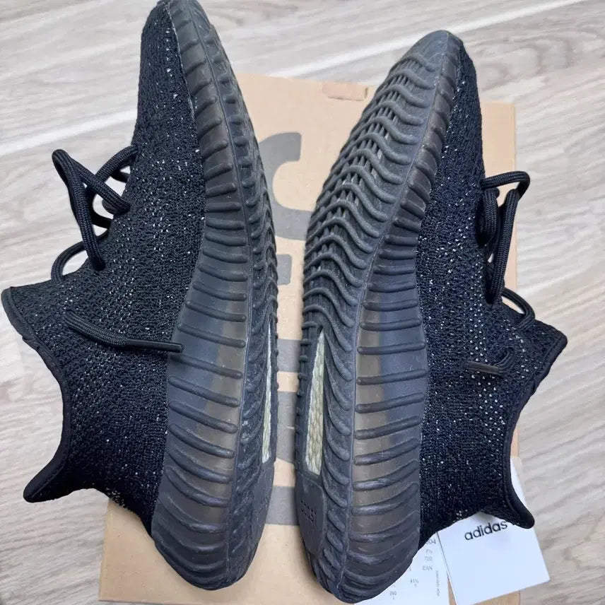 [BUNJANG] Adidas Yeezy Boost 350 V2 Core Black White Sneakers / [260]아디다스 이지부스트350v2 코어 블랙 화이트