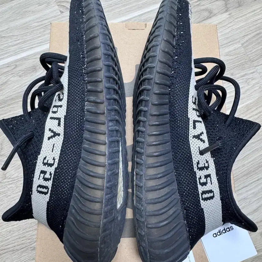 [BUNJANG] Adidas Yeezy Boost 350 V2 Core Black White Sneakers / [260]아디다스 이지부스트350v2 코어 블랙 화이트
