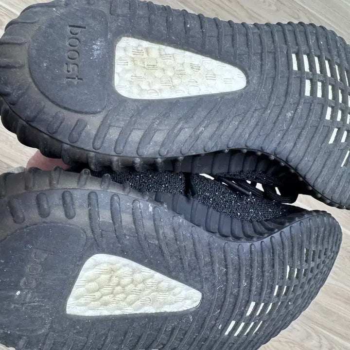 [BUNJANG] Adidas Yeezy Boost 350 V2 Core Black White Sneakers / [260]아디다스 이지부스트350v2 코어 블랙 화이트