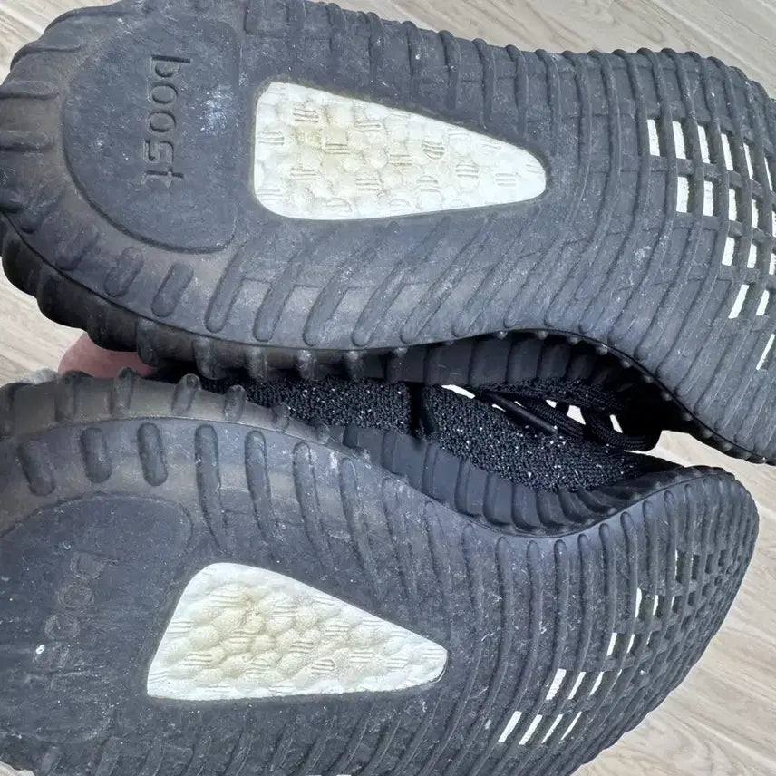 [BUNJANG] Adidas Yeezy Boost 350 V2 Core Black White Sneakers / [260]아디다스 이지부스트350v2 코어 블랙 화이트