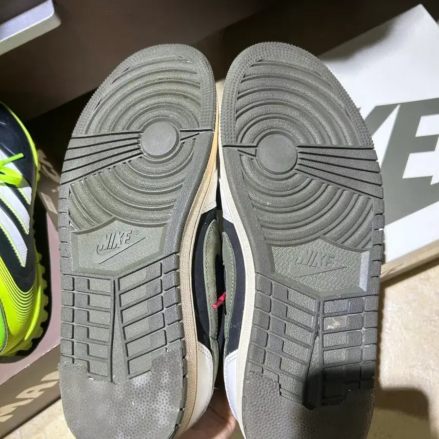 [BUNJANG] Nike Travis Scott Jordan Olive Sneakers / 나이키 트래비스스캇 조던 올리브 260