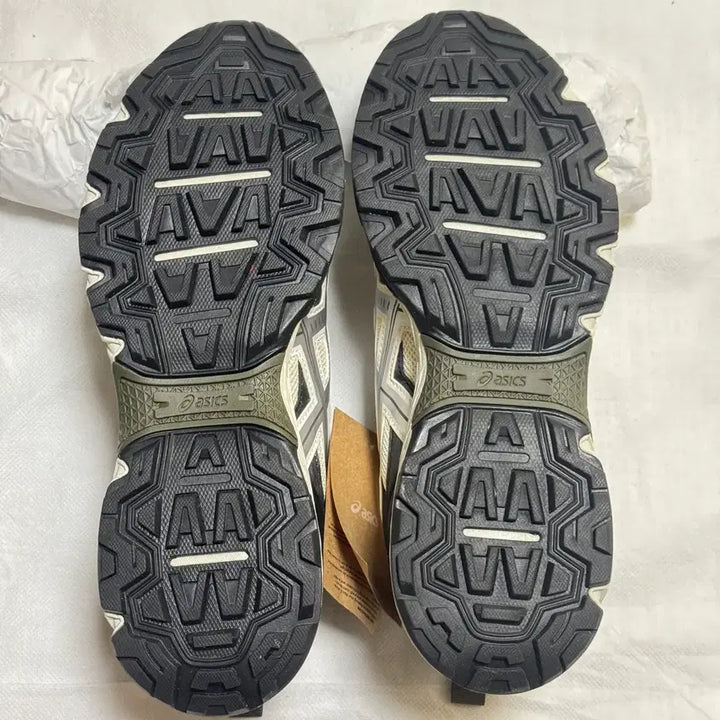[SOLD OUT] (새상품 9, 9.5) 아식스 젤 누노비키 다크올리브 크림