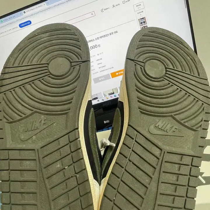 [SOLD OUT] (245~250)나이키 조던1 스캇 올리브 7.5사이즈