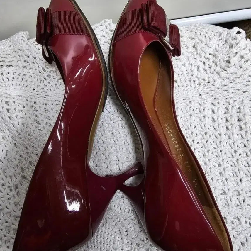 [BUNJANG] Salvatore Ferragamo Patent Leather Open-Toe Heels / 페레가모 에나멜 유광 오픈슈즈 5.5