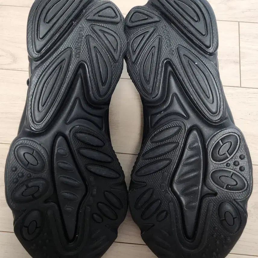 [SOLD OUT] 아디다스 오즈위고 코어 블랙 FV9665