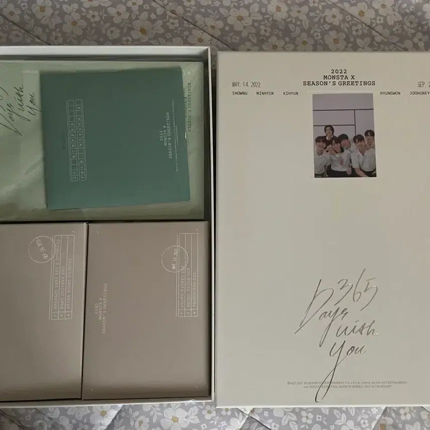 [BUNJANG] Monsta X 2022 Season's Greetings Desk Calendar / 몬스타엑스 2022 시즌그리팅 데스크 캘린더