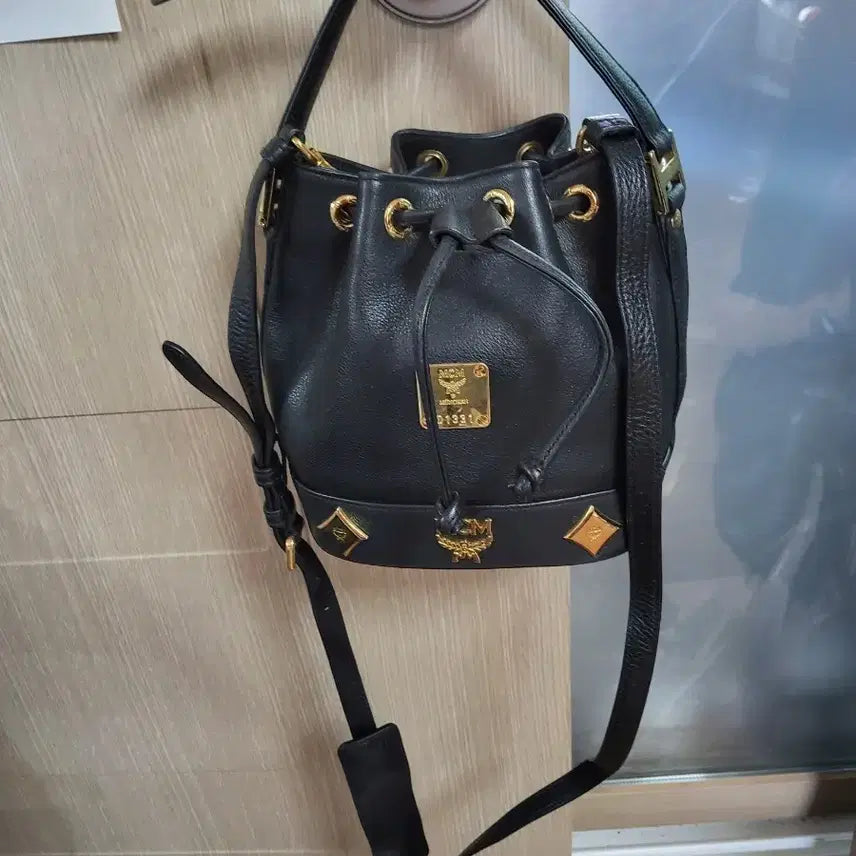 [BUNJANG] MCM Black Leather Bucket Bag / MCM 블랙 레더 버킷백 숄더백성주택있어요