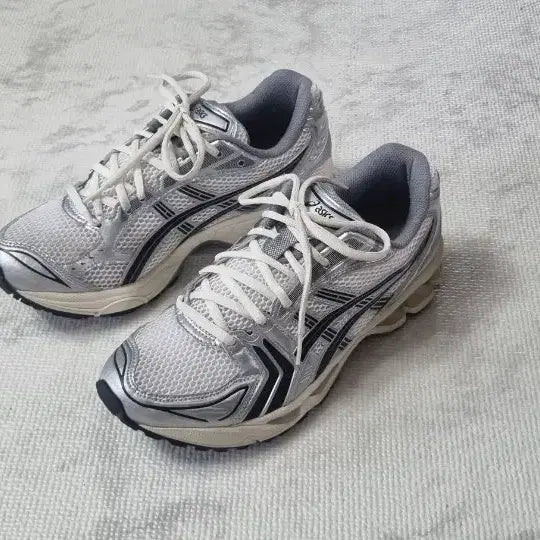 [BUNJANG] Asics Jound Gel Kayano 14 Silver Black Sneakers / 아식스 자운드 젤 카야노 14 실버 블랙 255