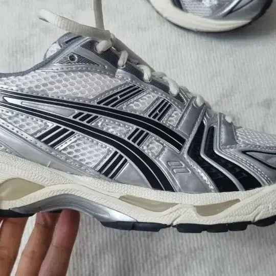 [BUNJANG] Asics Jound Gel Kayano 14 Silver Black Sneakers / 아식스 자운드 젤 카야노 14 실버 블랙 255