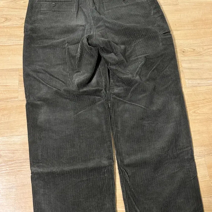 [BUNJANG] Uniqlo U Corduroy Wide Fit Walk Pants / 유니클로u 코듀로이와이드핏워크팬츠 85 올리브