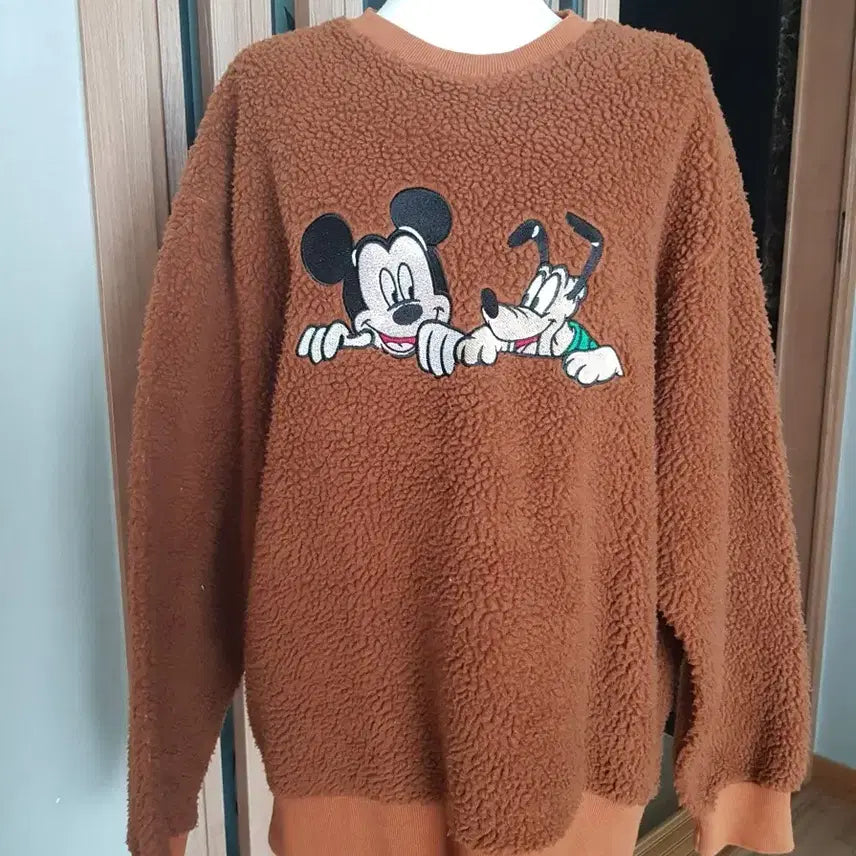 [BUNJANG] Disney Official Mickey &amp; Pluto Fleece Sweatshirt - Brown / 디즈니정품 뽀글이 맨투맨 브라운