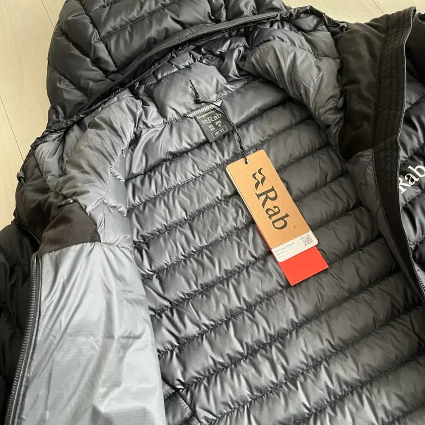 [BUNJANG] Rab Lightweight Padded Jacket Black / 랩(Rab)의 경량패딩 자켓 블랙 색상 입니다. (새제품)