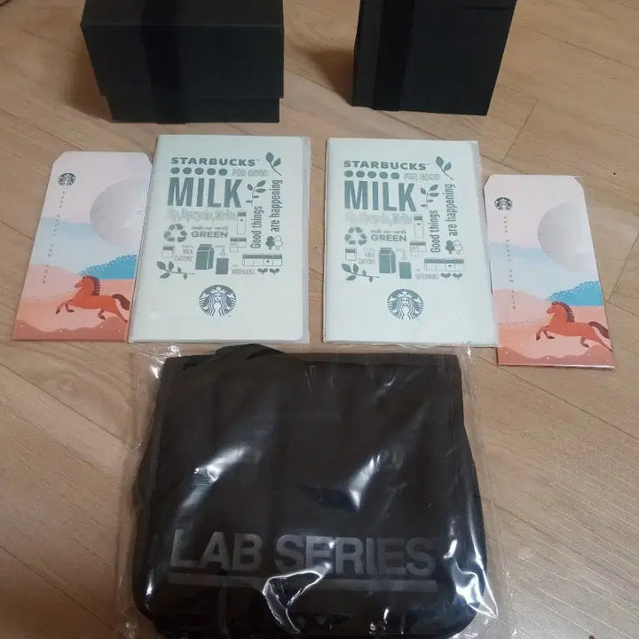 [BUNJANG] Lab Series Wash Bag &amp; Starbucks Notebook Bundle / 랩시리즈 워시백과 스타벅스 노트 2개,봉투 4매등 일괄.