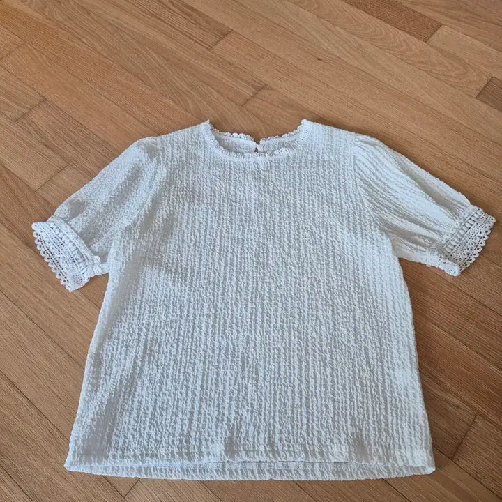 [BUNJANG] White Embossed Lace Short Sleeve Blouse / 화이트 엠보싱 레이스 반팔 블라우스