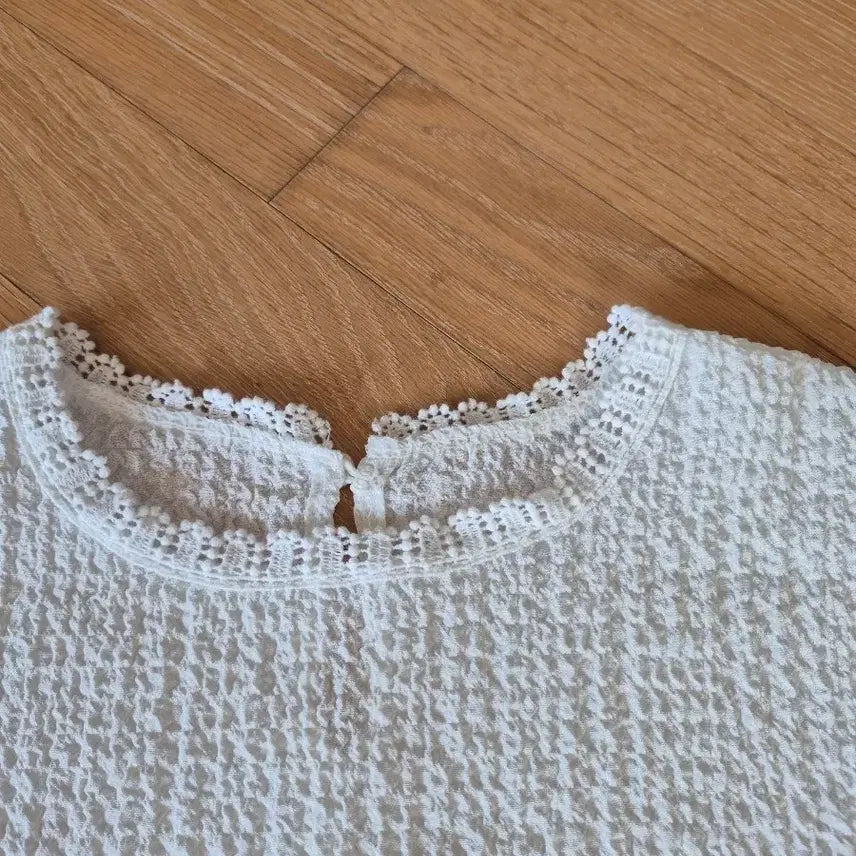[BUNJANG] White Embossed Lace Short Sleeve Blouse / 화이트 엠보싱 레이스 반팔 블라우스