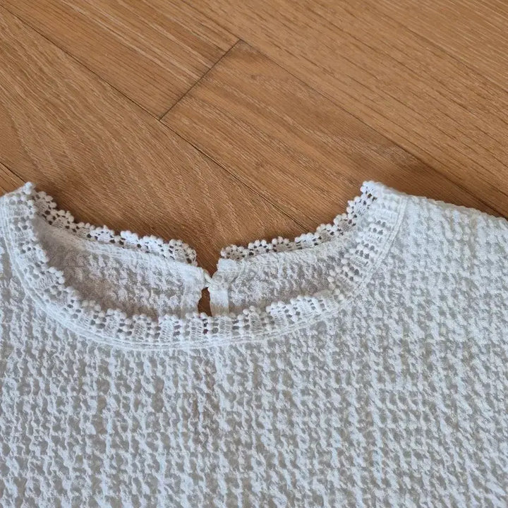 [BUNJANG] White Embossed Lace Short Sleeve Blouse / 화이트 엠보싱 레이스 반팔 블라우스