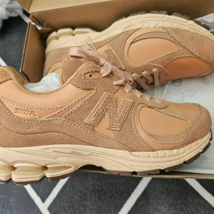 [BUNJANG] New Balance 2002 Leather Sneakers / (새상품) 뉴발란스 2002 정품 여성 레더 가죽 스니커즈