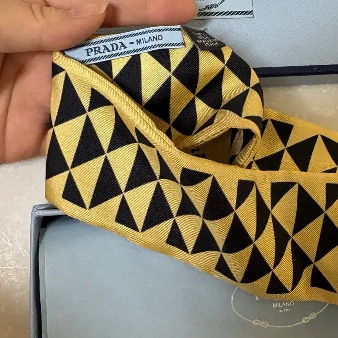 [BUNJANG] Prada Bando Silk Twill Scarf / 프라다 방도 실크 트윌 스카프 블랙/플래티넘