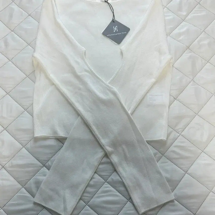 [BUNJANG] YEAH Cutout Knit Sweater / (새상품)YEAH 예아 컷아웃 니트 무신사 트임 니트