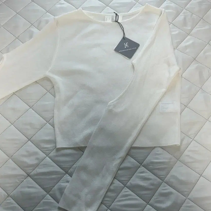 [BUNJANG] YEAH Cutout Knit Sweater / (새상품)YEAH 예아 컷아웃 니트 무신사 트임 니트