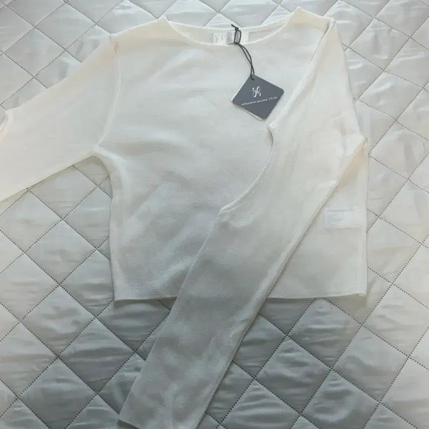 [BUNJANG] YEAH Cutout Knit Sweater / (새상품)YEAH 예아 컷아웃 니트 무신사 트임 니트