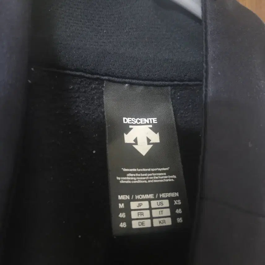 [BUNJANG] Descente Black Track Jacket (M) / 데상트 블랙 트랙 자켓 (M)