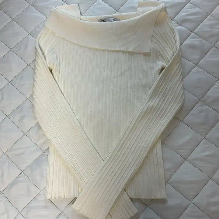 [BUNJANG] Mixxo Asymmetrical Shoulder Pullover Knit Ivory / (새상품)미쏘 언발숄더 풀오버 니트 아이보리