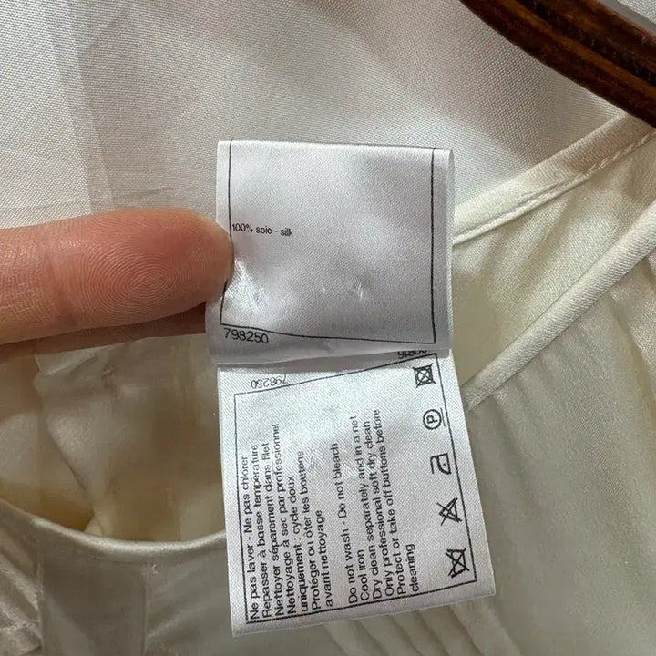 [BUNJANG] Chanel Silk Blouse Ivory 36 / 샤넬 실크 블라우스 아이보리36/55사이즈(정품)