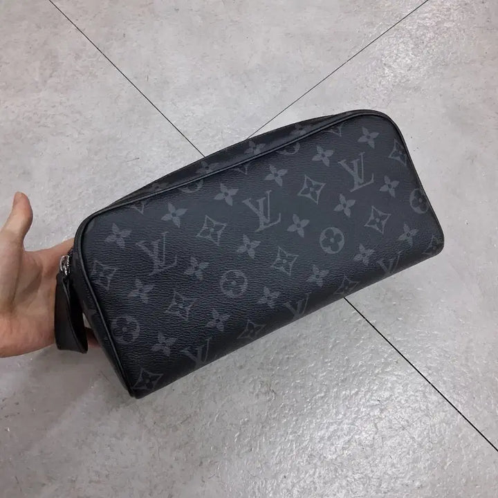 [BUNJANG] Louis Vuitton Eclipse Dopp Kit / 새상품급 ( 25년구매 ) 루이비통 이클립스 돕키트