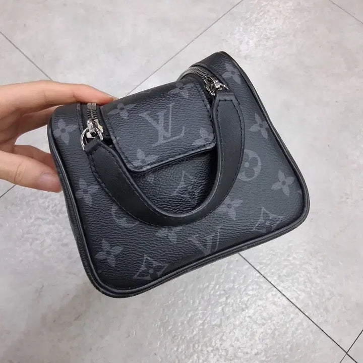 [BUNJANG] Louis Vuitton Eclipse Dopp Kit / 새상품급 ( 25년구매 ) 루이비통 이클립스 돕키트