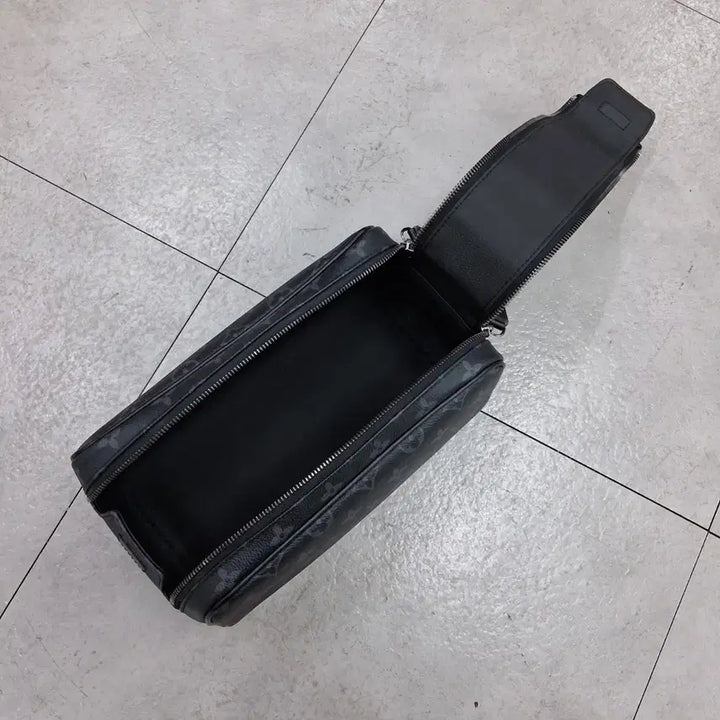 [BUNJANG] Louis Vuitton Eclipse Dopp Kit / 새상품급 ( 25년구매 ) 루이비통 이클립스 돕키트