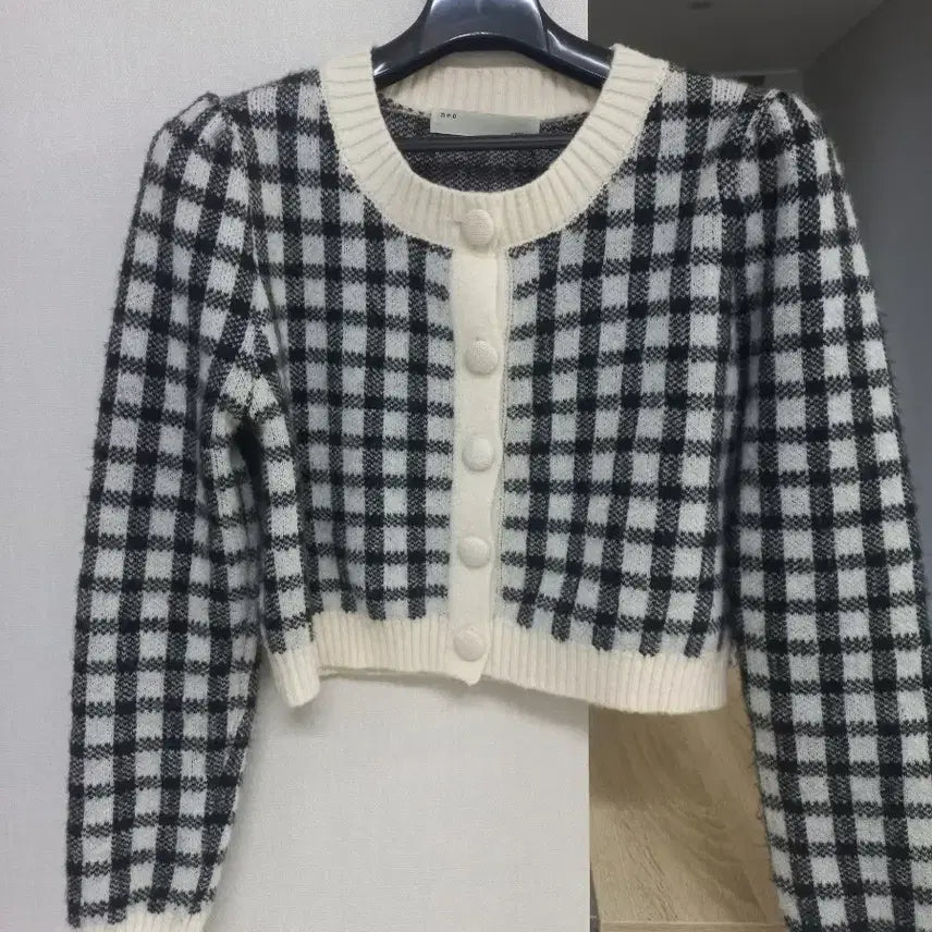 [BUNJANG] Black and White Check Puff Sleeve Cropped Cardigan / 에이블리 크롭 가디건 교신가능