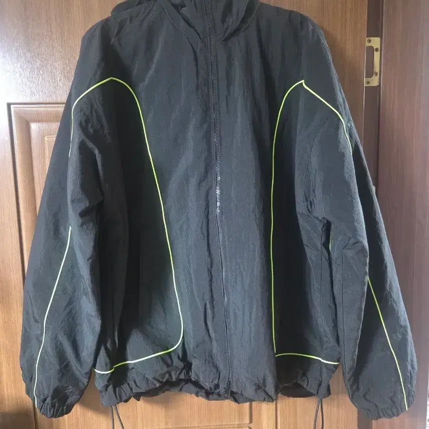 [BUNJANG] Diesel Black Hooded Windbreaker Jacket with Fluorescent Line (Size 52) / (1회착용) 디젤 블랙 형광 라인 후드 바람막이 자켓 (52사이즈)