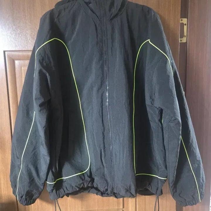 [BUNJANG] Diesel Black Hooded Windbreaker Jacket with Fluorescent Line (Size 52) / (1회착용) 디젤 블랙 형광 라인 후드 바람막이 자켓 (52사이즈)