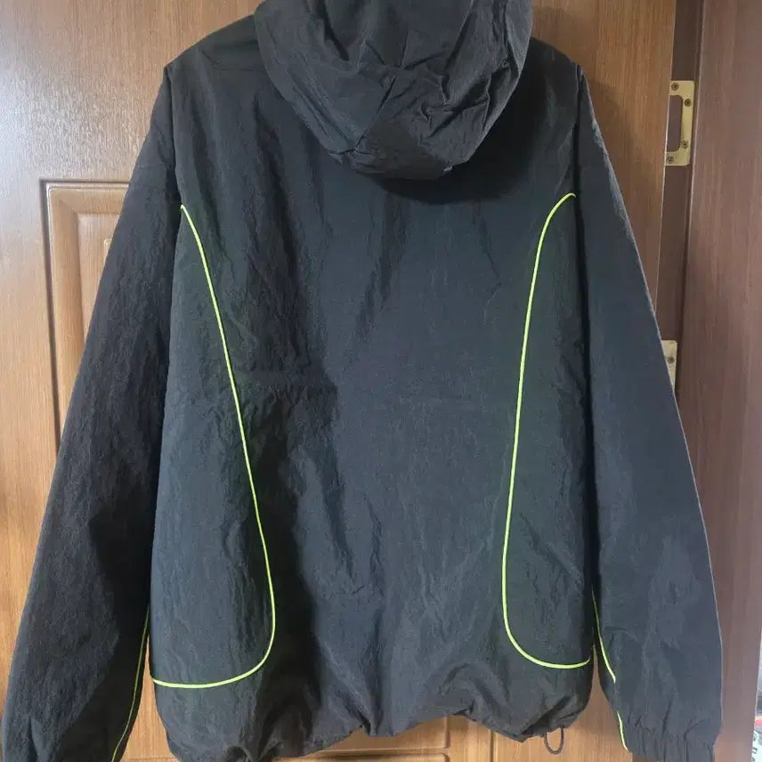 [BUNJANG] Diesel Black Hooded Windbreaker Jacket with Fluorescent Line (Size 52) / (1회착용) 디젤 블랙 형광 라인 후드 바람막이 자켓 (52사이즈)
