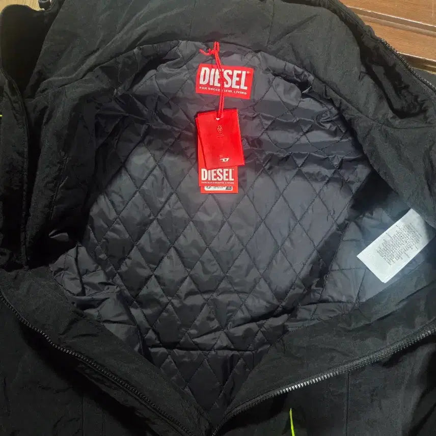 [BUNJANG] Diesel Black Hooded Windbreaker Jacket with Fluorescent Line (Size 52) / (1회착용) 디젤 블랙 형광 라인 후드 바람막이 자켓 (52사이즈)