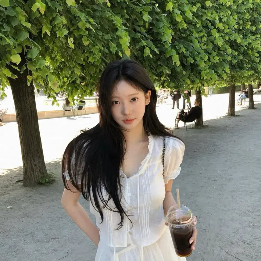 [BUNJANG] LE SSERAFIM Yunjin Blouse / 리즈leeds 이자벨 블라우스