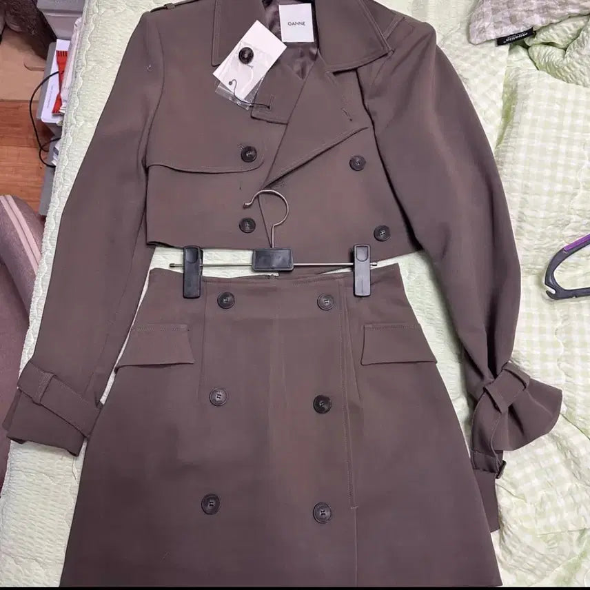 [BUNJANG] Aneu Double Short Trench Jacket Brown / 아느엘 더블 숏 트렌치 자켓 브라운/블랭