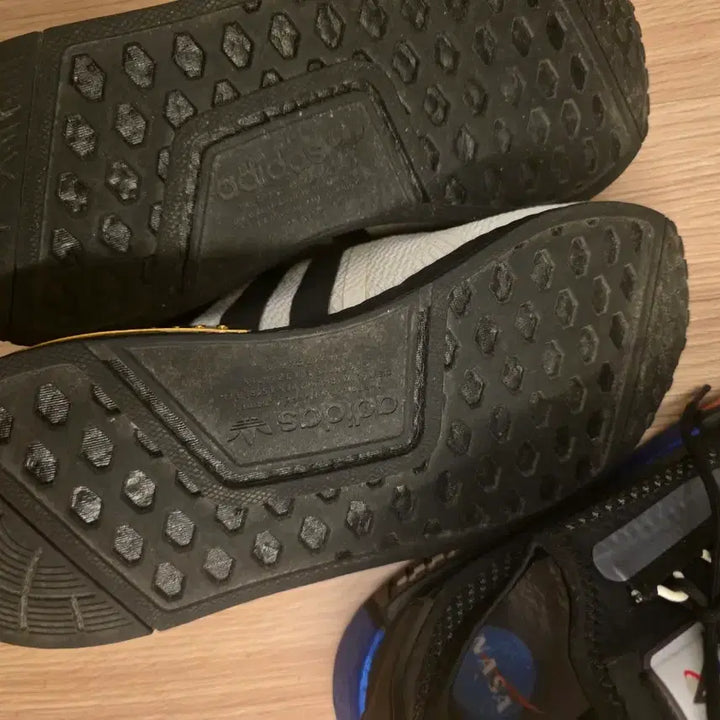 [BUNJANG] Adidas NMD R1 White Black Sneakers / 아디다스 운동화 판매합니다 NMD R1 화이트 블랙 스니커즈