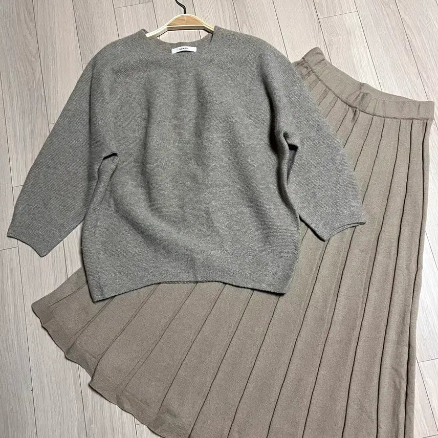 [BUNJANG] BOWEN Wool 100% Pleated Knit Skirt / 보웬 BOWEN 울100% 니트 플리츠 스커트 롱치마 플레어 밴딩 베이지